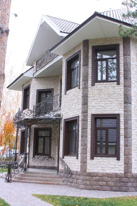 Частный дом. Камень «Саграда»