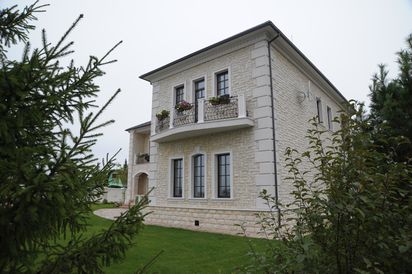 Частный дом. Камень «Саграда»